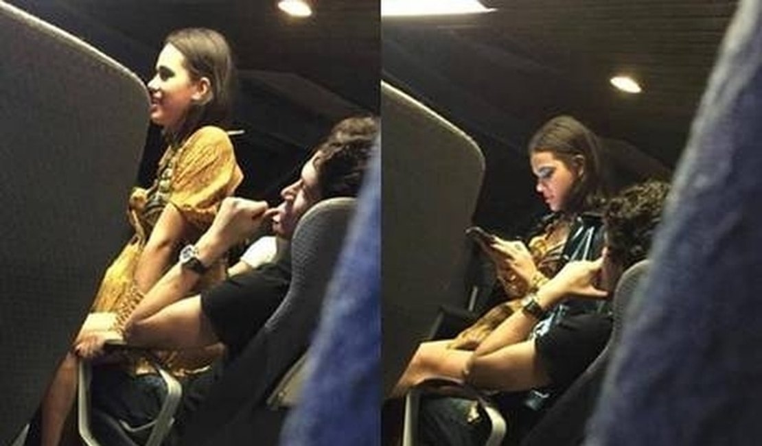 Atriz Bruna Marquezine é flagrada em colo de rapaz