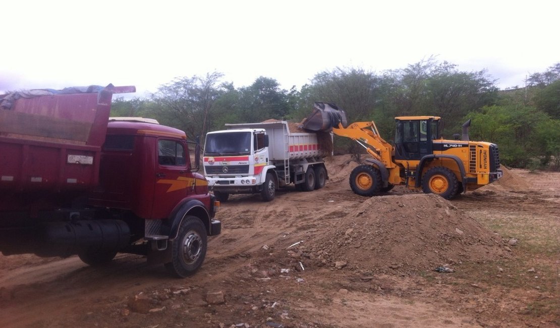 Fazendeiro denuncia extração ilegal de areia do Rio Traipu pela prefeitura de Jaramataia