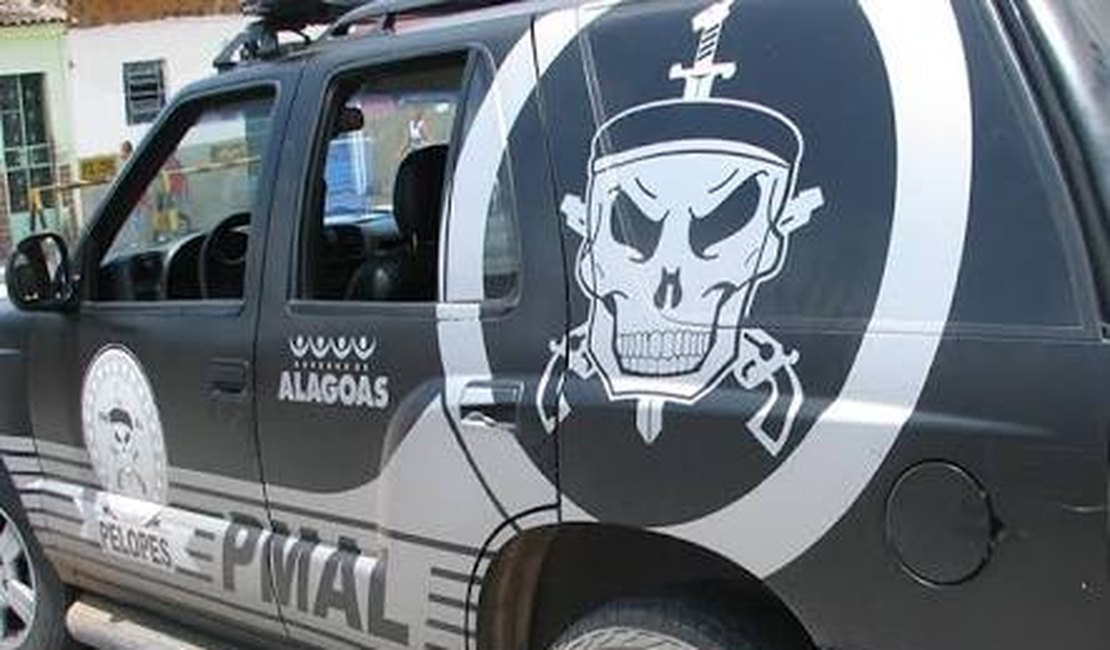 Criminosos invadem lanchonete e roubam pertences de clientes em Arapiraca