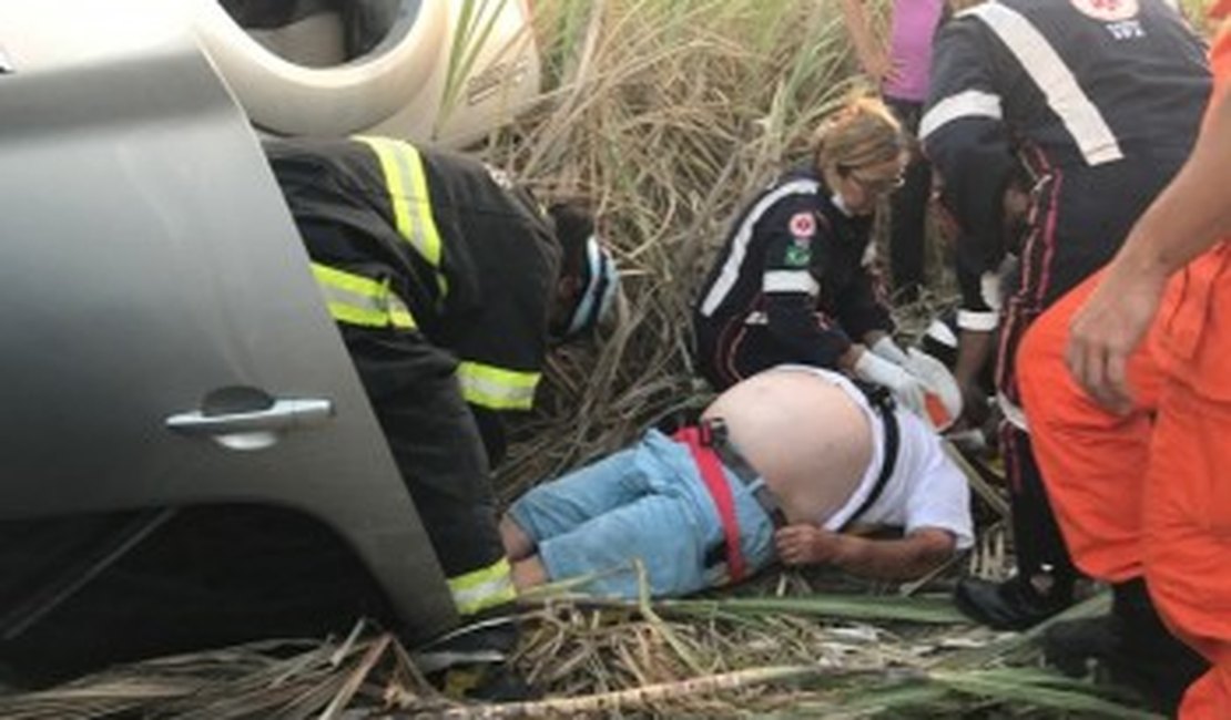 Por medo de assalto, condutor perde controle de carro e capota em Alagoas