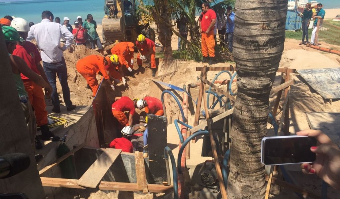 Operário de obra cai em buraco na Orla de Maceió