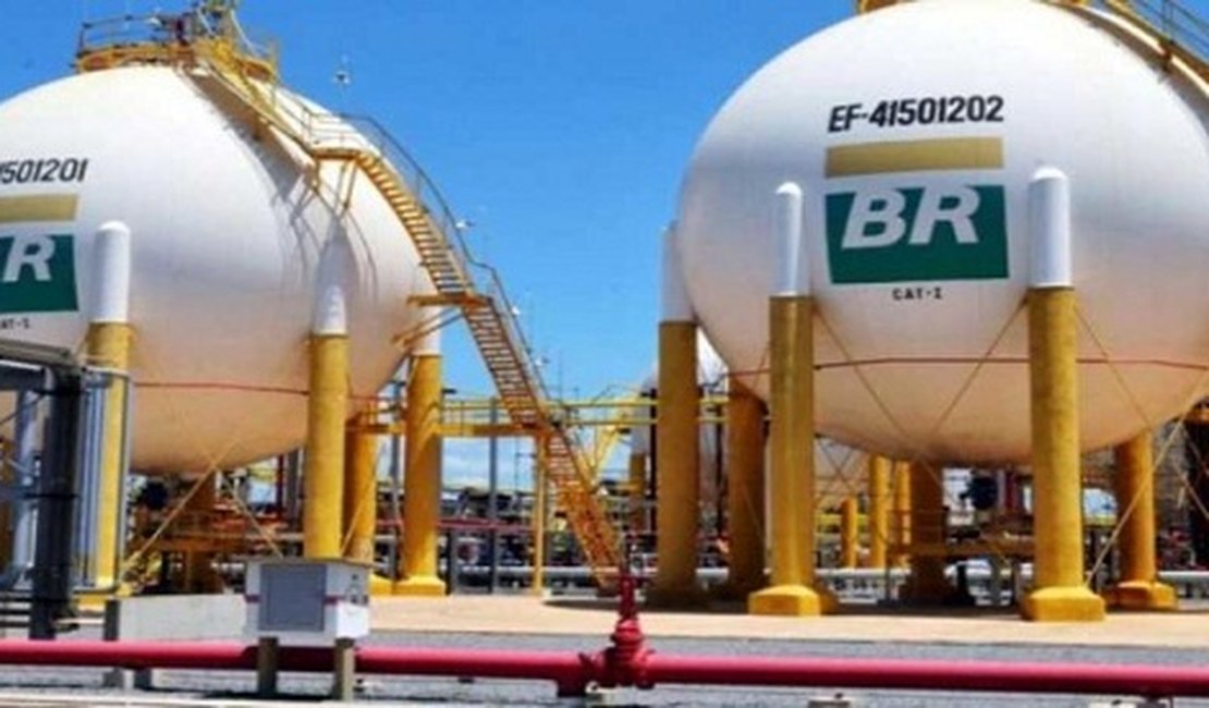 Petrobras anuncia aumento no preço do combustível nas refinarias amanhã
