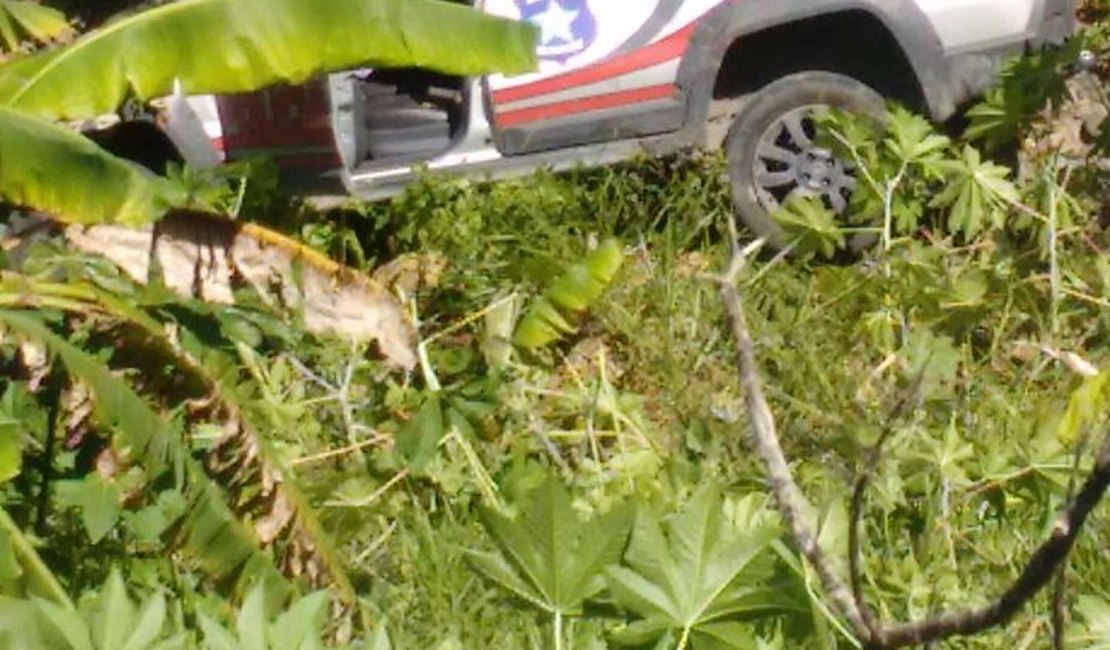 Viatura capota em Maceió após colidir contra veículo de passeio