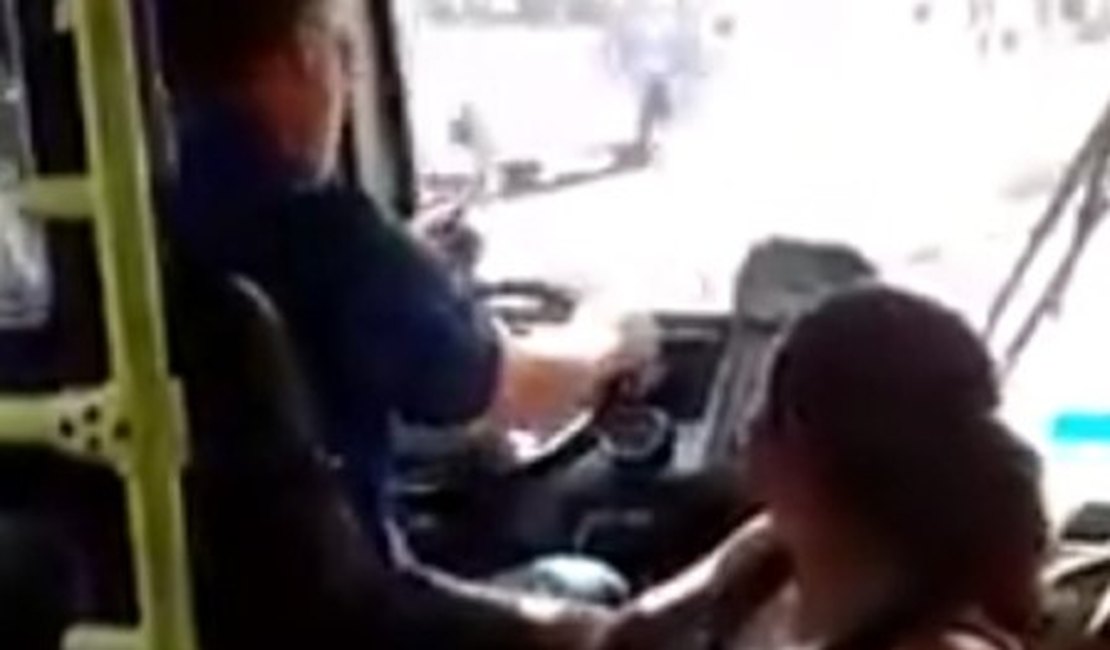 Vídeo flagra passageira acariciando motorista de ônibus em SP