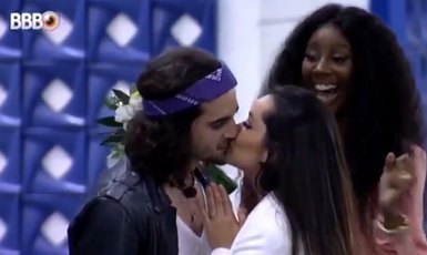 BBB21: Agora na final, Juliette e Fiuk brincam de casamento e se beijam