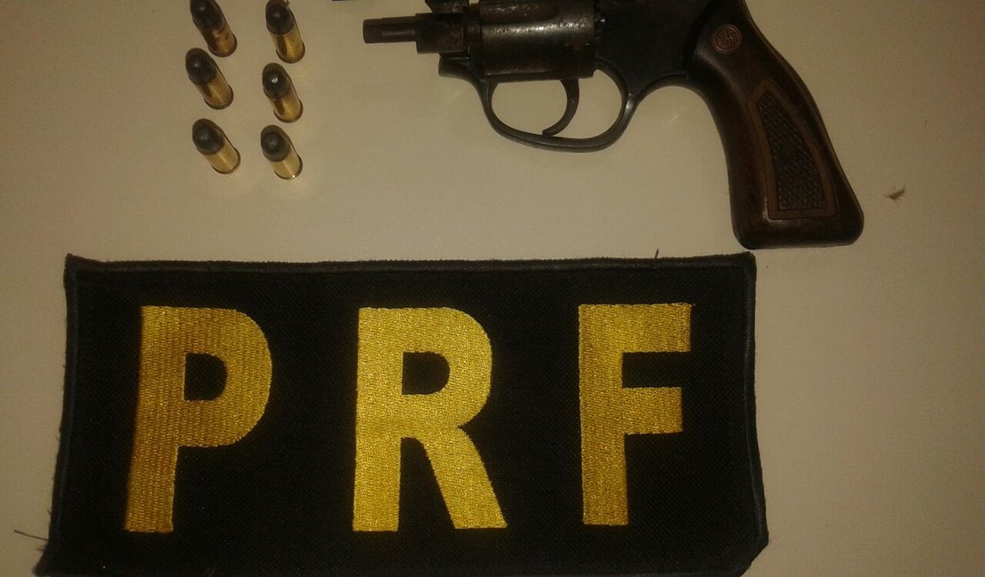 PRF realiza flagrantes de embriaguez, porte ilegal de arma e recupera duas motos roubadas