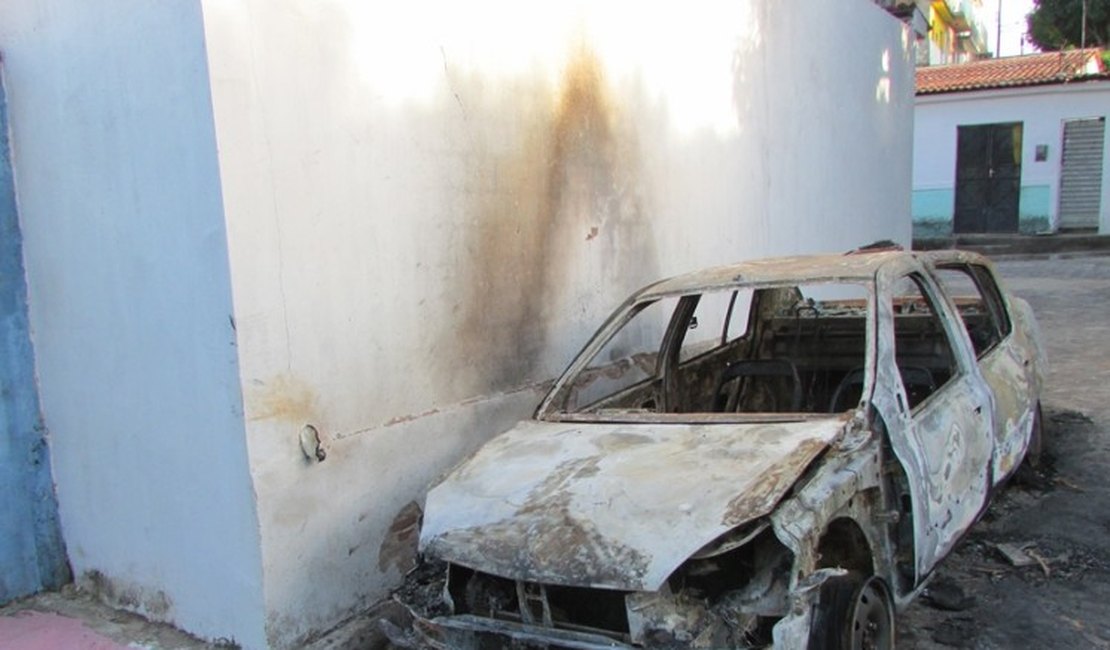 Veículo roubado em Arapiraca é encontrado incendiado em São Miguel dos Campos