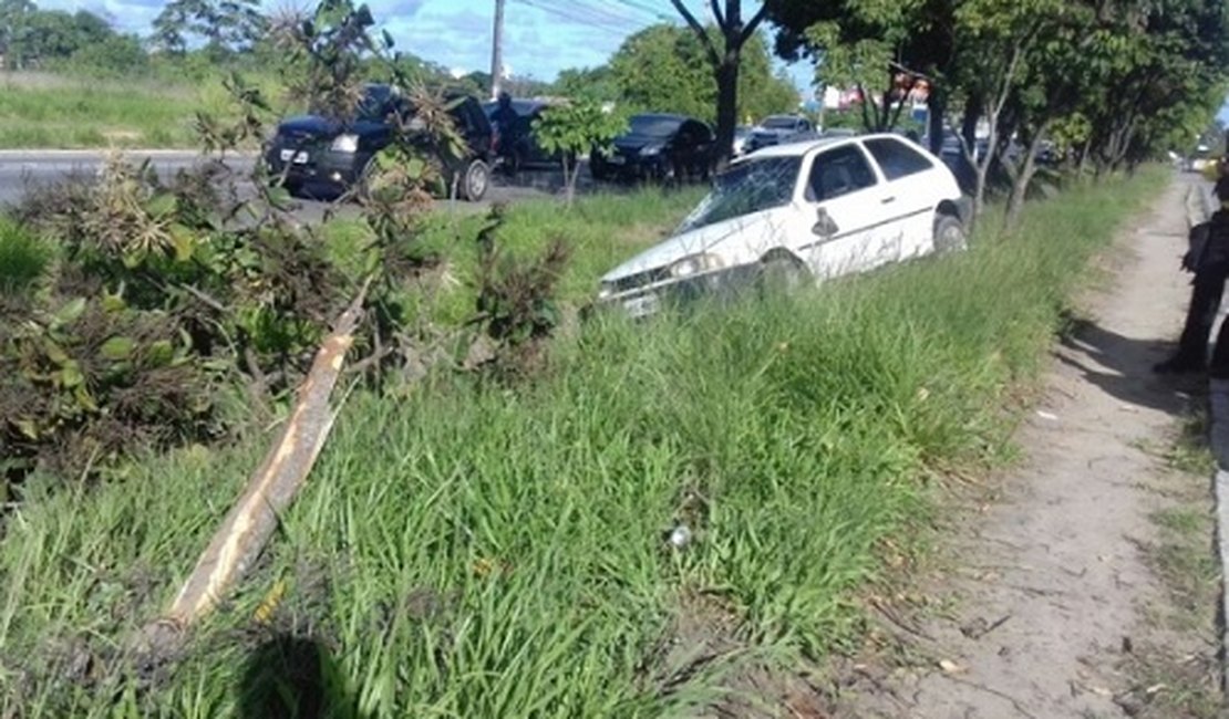 Condutor perde controle e veículo é arremessado em direção a árvore