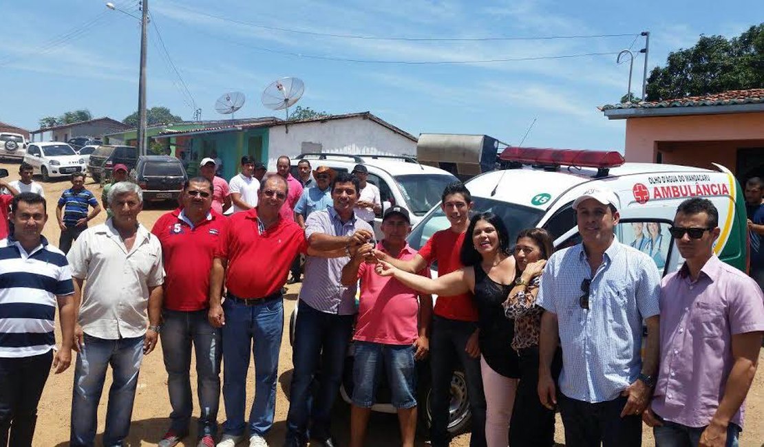 Veridiano Almir entrega nova ambulância para rede pública de saúde