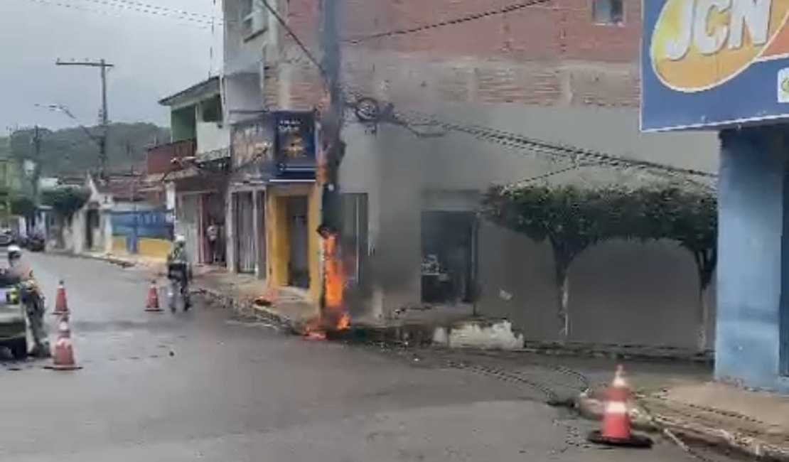 Vídeo Poste pega fogo após curto circuito e moradores ficam sem