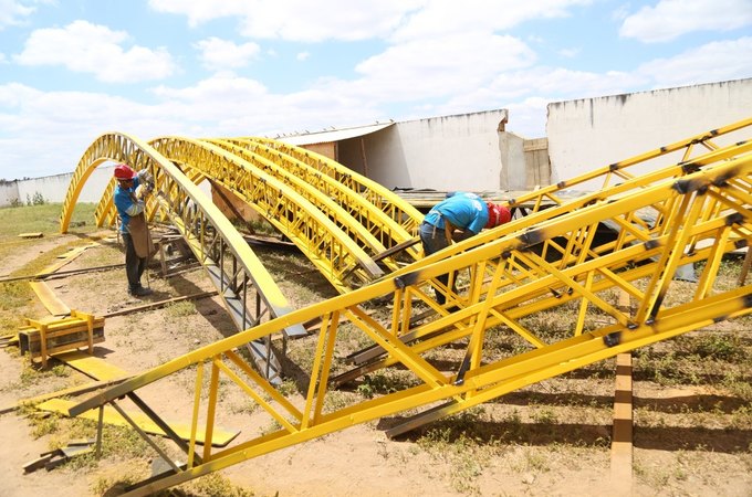 Prefeitura de Arapiraca prossegue com obra de construção da quadra coberta na Vila Pau D’Arco