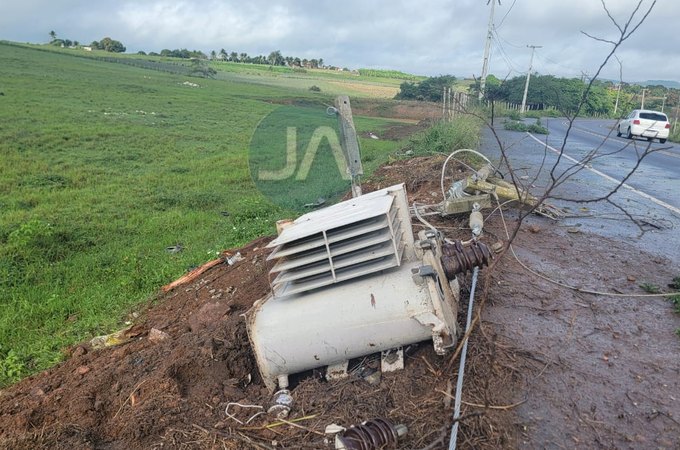 Caminhonete colide em poste de alta tensão e derruba transformador na AL-110, em Arapiraca