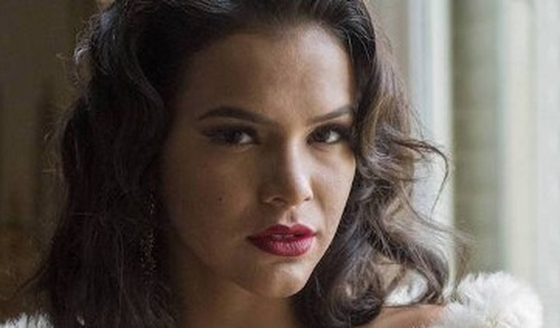Bruna Marquezine 'pega' homem e mulher em série: 'Uma experiência rica'