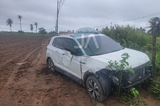 Servidora da Prefeitura de Limoeiro de Anadia perde controle de carro e sofre escoriações após saída de pista