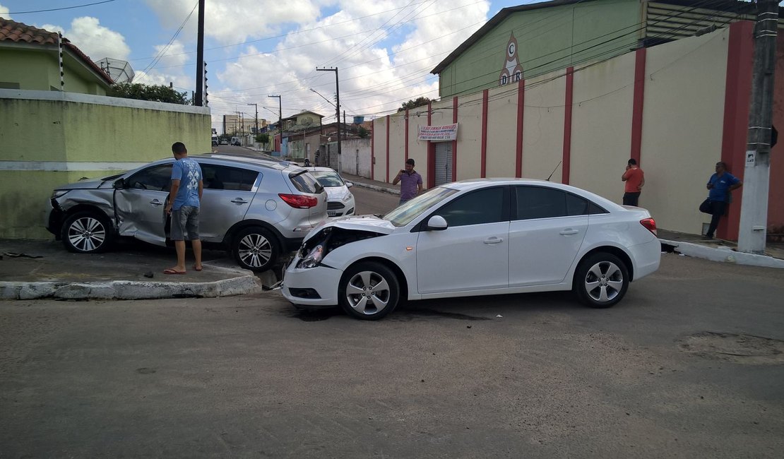 Condutora não respeita sinalização e causa acidente em cruzamento em Arapiraca