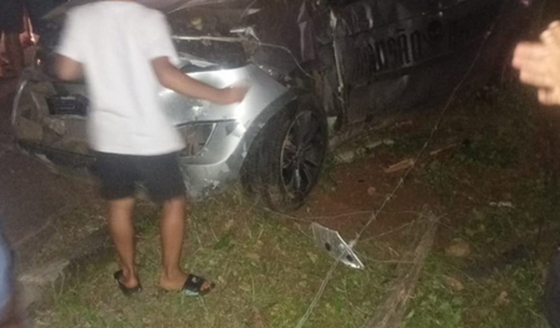Motorista tenta desviar de crianças na estrada e capota carro em Taquarana