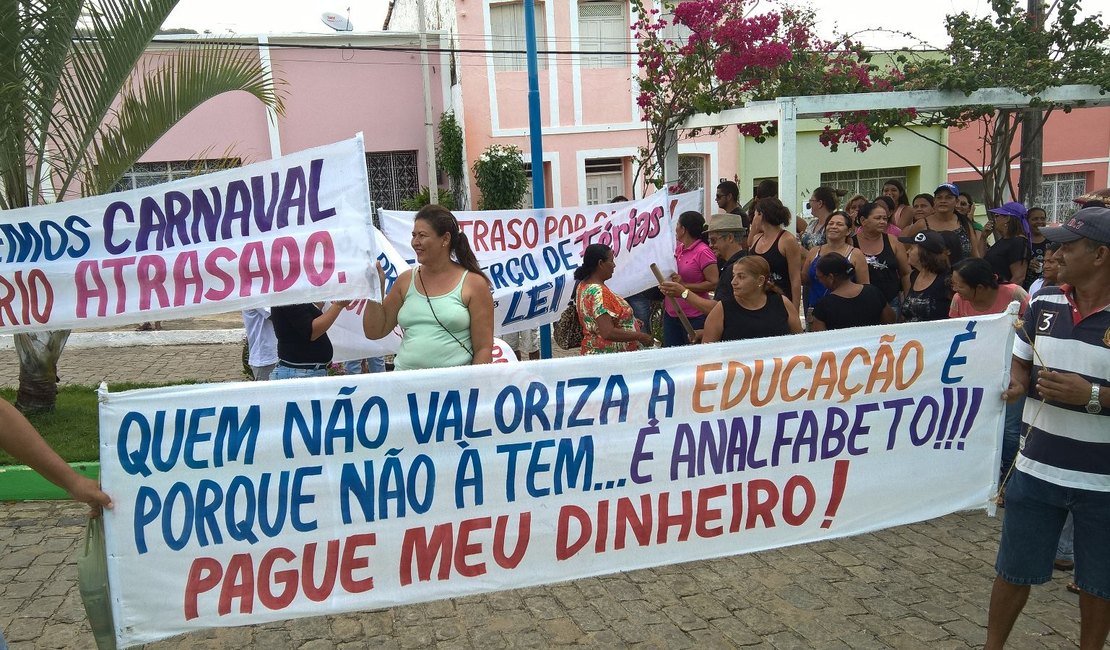Professores de Traipu realizam protesto por salários atrasados