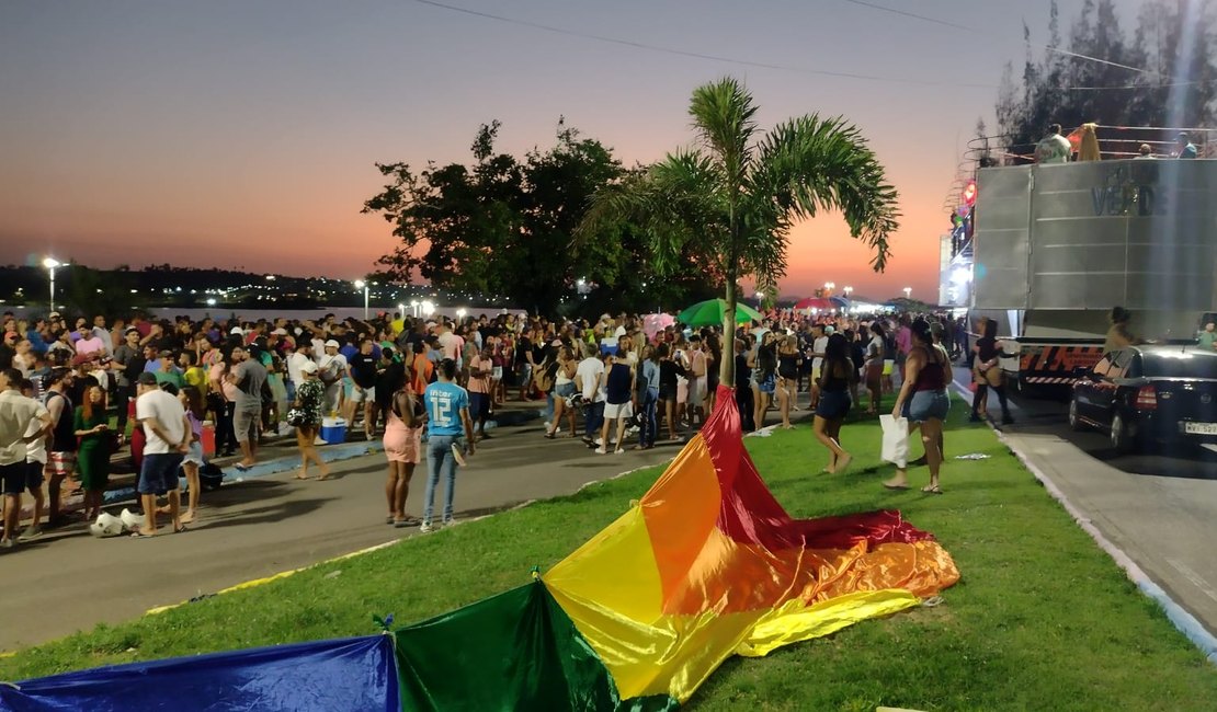 Vídeo. 14ª Parada LGBTQI+ de Arapiraca leva centenas de pessoas ao Lago da Perucaba