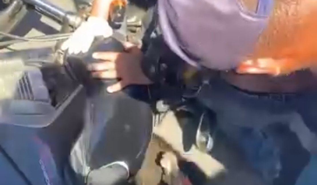 Motociclista tem perna perfurada por manete de moto após colisão, em Taquarana