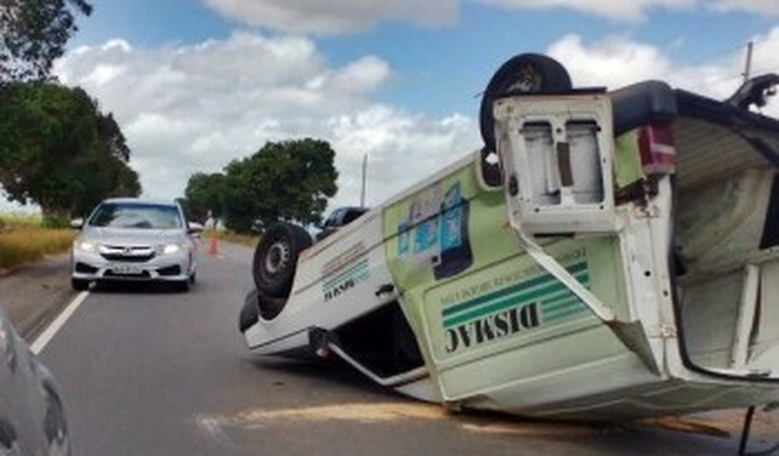 Condutor perde controle de carro e capota veículo na AL-220