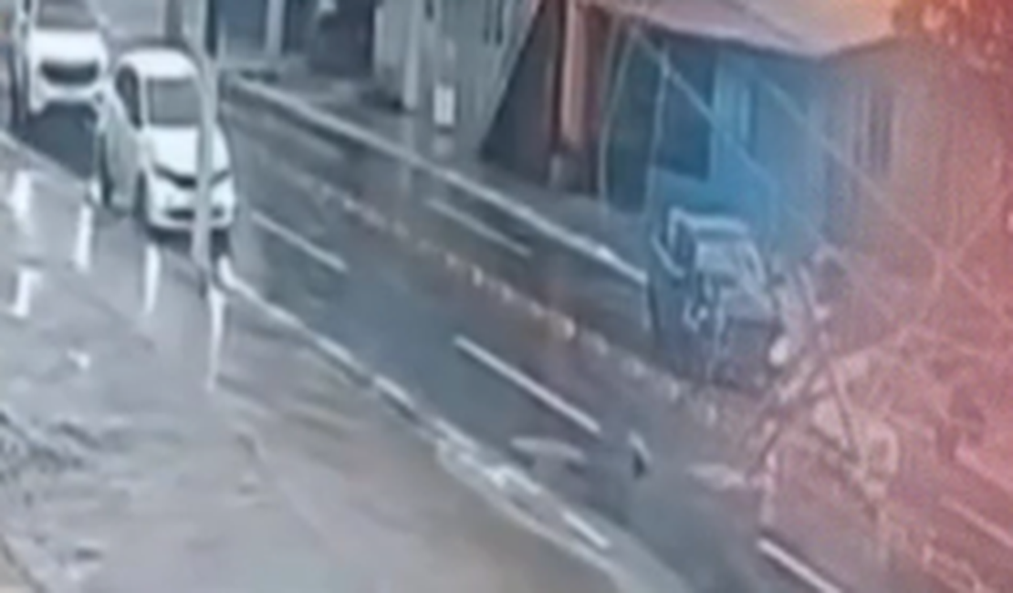 VÍDEO: Colisão de carro contra poste deixa motorista ferido em avenida de Maceió