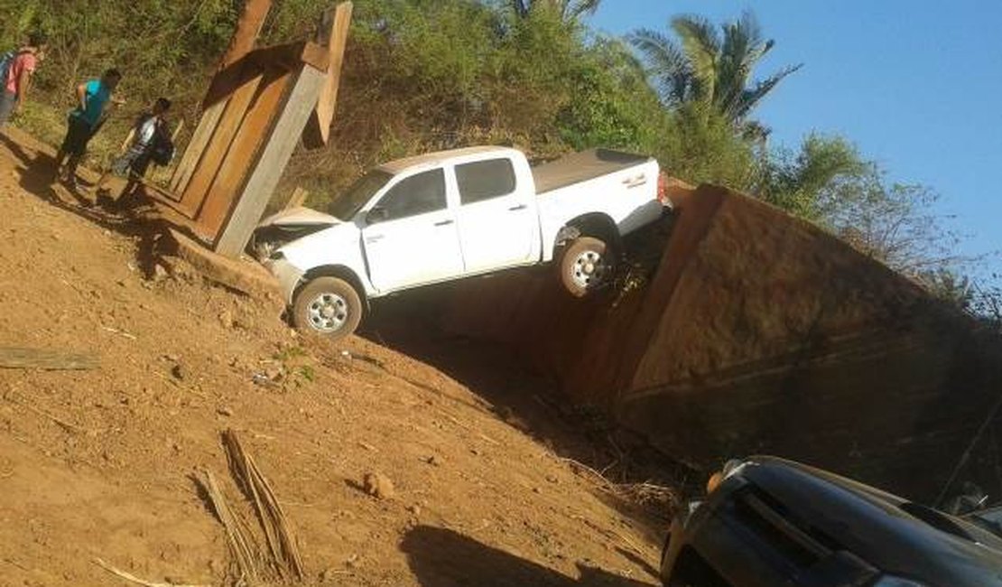 Prefeito sofre acidente ao cair de ponte que esqueceu de consertar, no MA