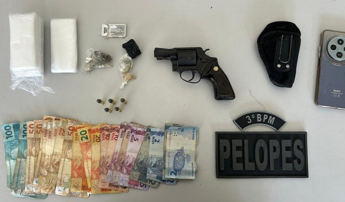 Mulher é presa com drogas e PM encontra revólver em fundo falso na cerâmica do banheiro, em Arapiraca