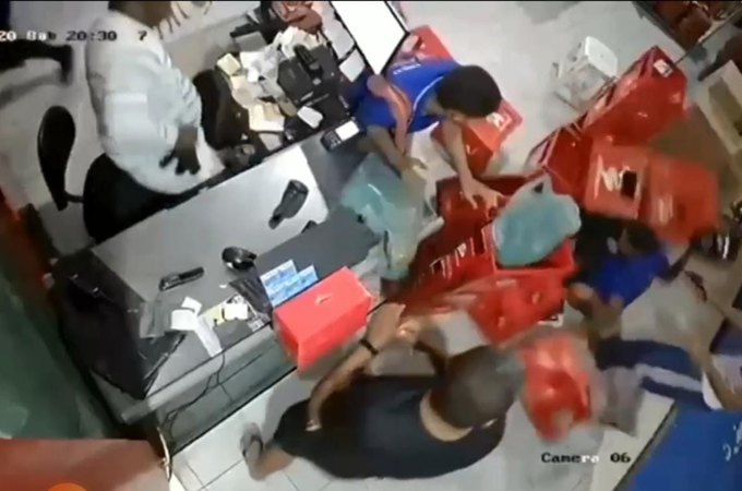 Vídeo. Criminoso tenta matar funcionário de mercadinho e é morto pelo proprietário do local, em Alagoas