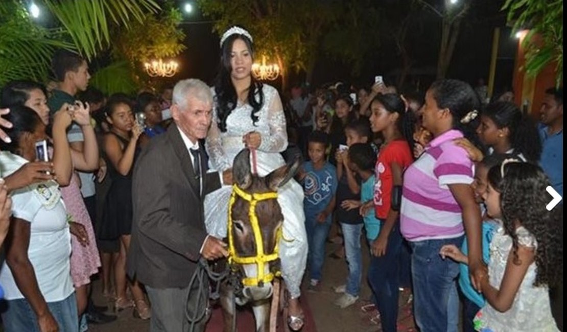 Estefhany Absoluta chega à cerimônia do próprio casamento montada num jumento