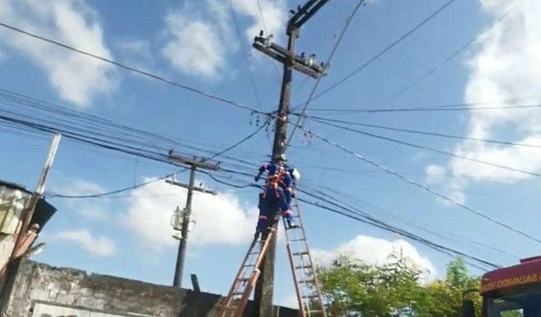 Funcionário de empresa de internet morre eletrocutado em poste de energia
