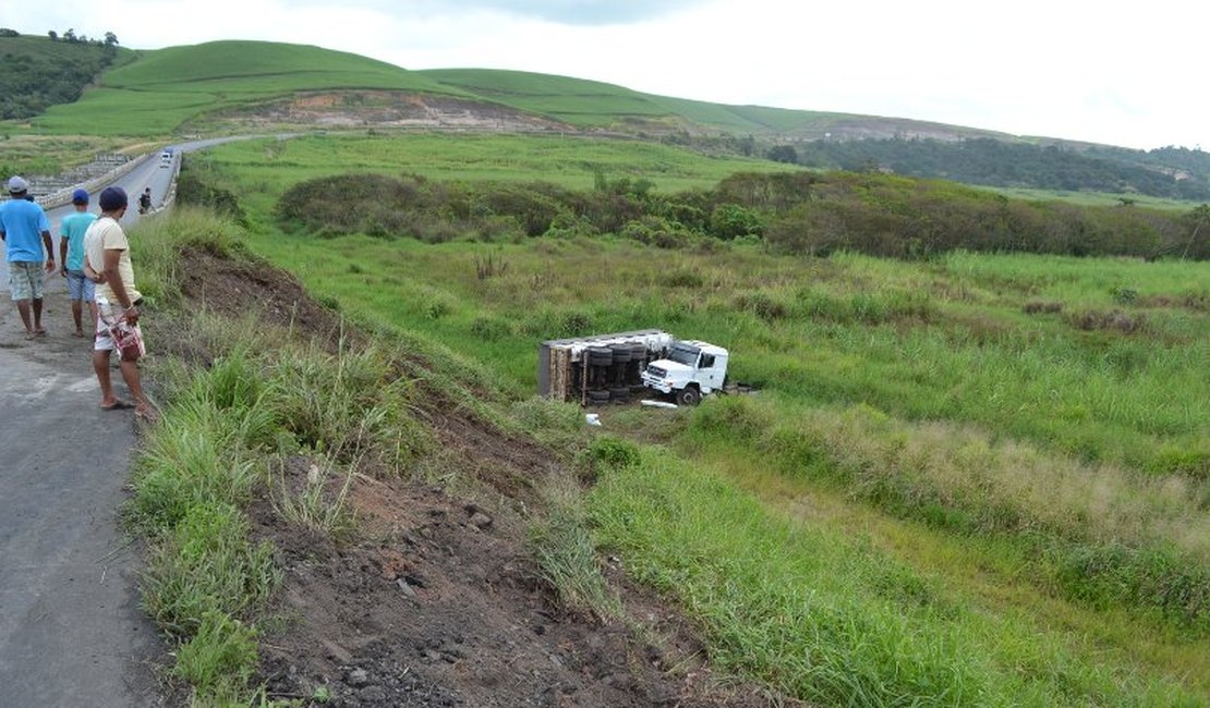 Acidente com carreta deixa motorista com alguns ferimentos, na BR 101, em Alagoas