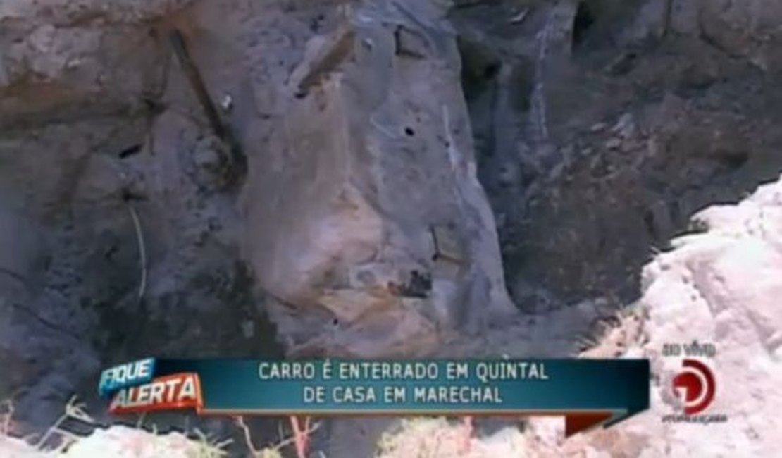 Homem encontra carro enterrado no quintal de casa, em AL