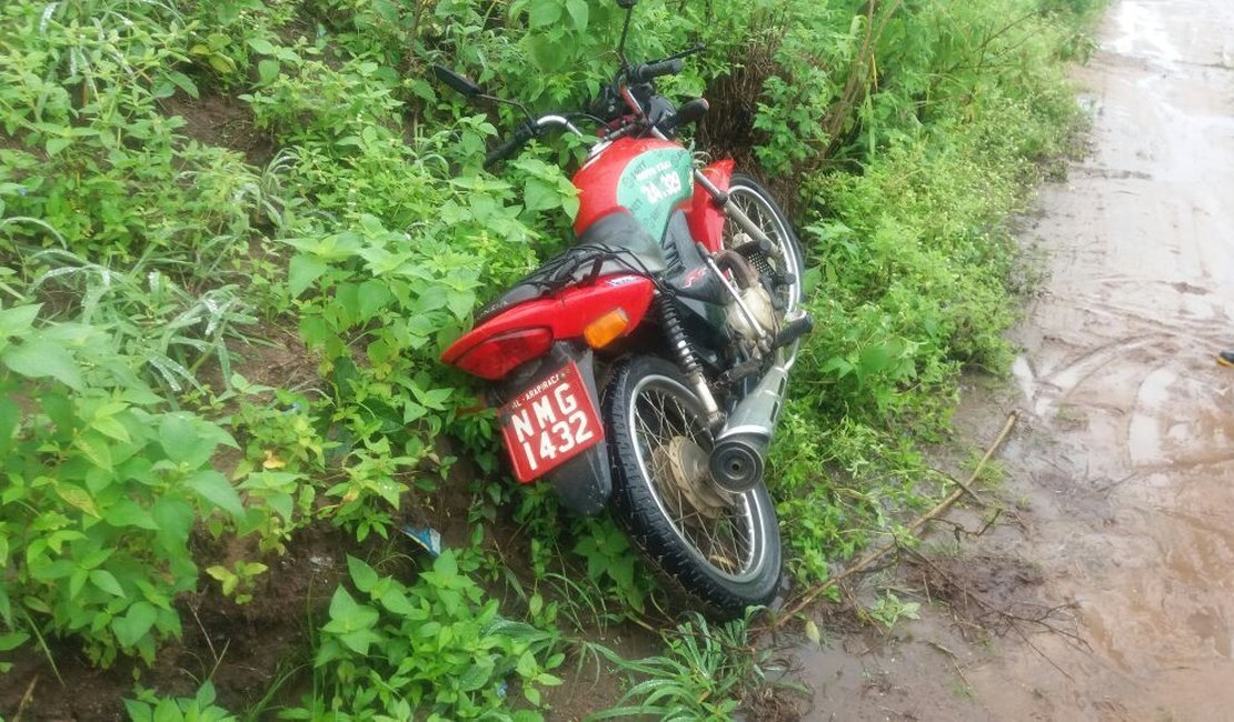 PM recupera moto que estaria sendo depenada em Arapiraca