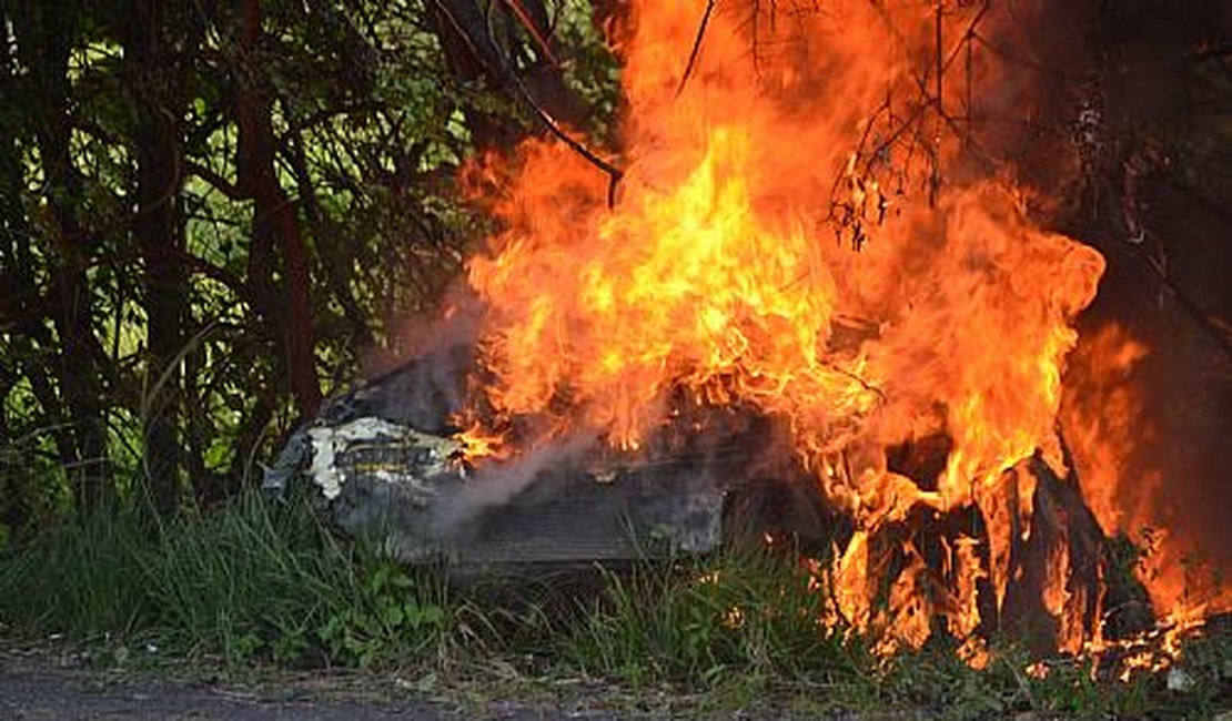 Populares ateiam fogo em veículo, após jovens serem atropelados em Marechal Deodoro
