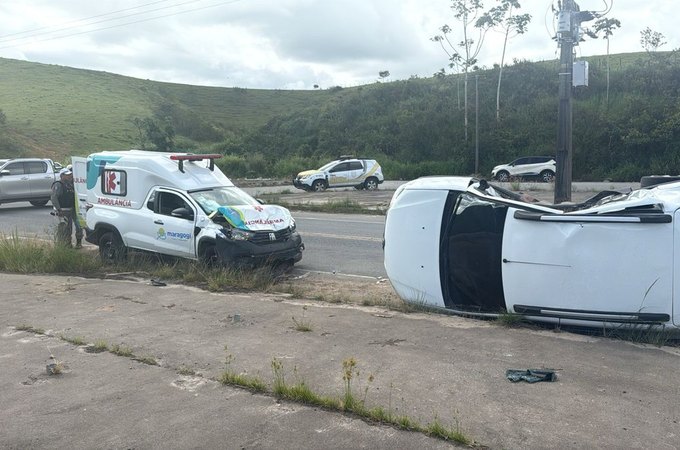 Colisão entre ambulância e carro deixa paciente morto na AL-105, em Matriz do Camaragibe