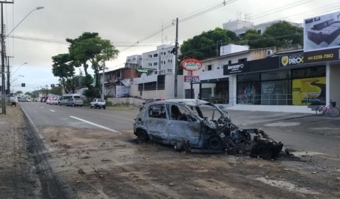 Veículo bate em caminhão pega fogo e motorista morre carbonizado Já é