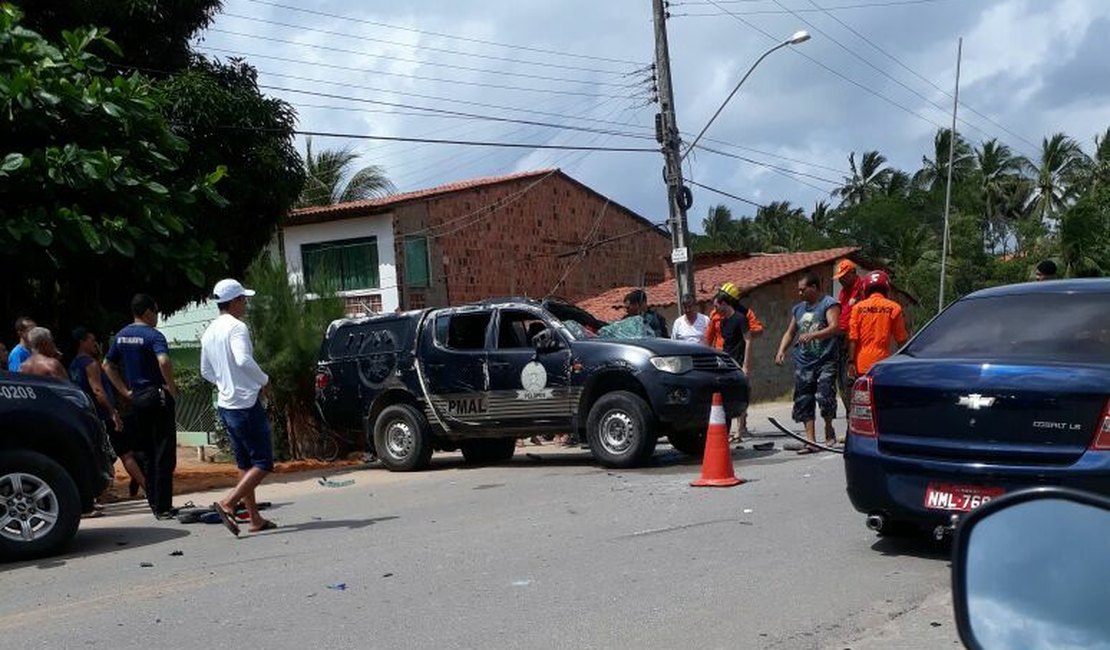 Viatura da PM capota no Litoral Norte e dois militares ficam feridos