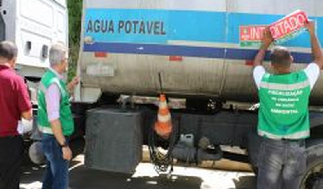 Caminhões de combustíveis são flagrados carregando água em Alagoas