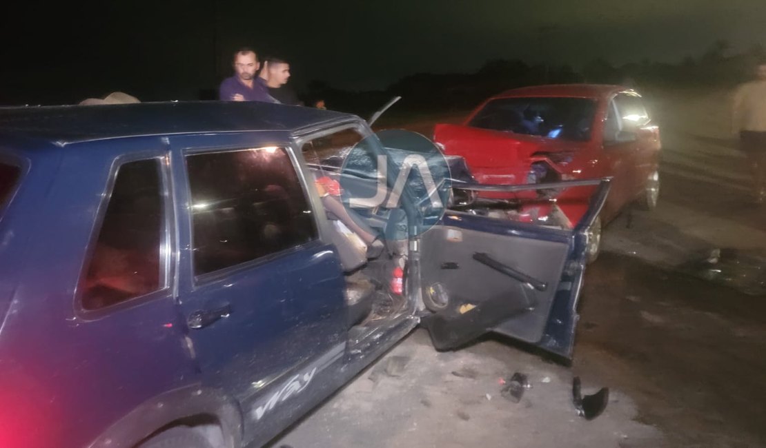 Colisão frontal entre dois carros deixa homem morto na AL-110, em Arapiraca