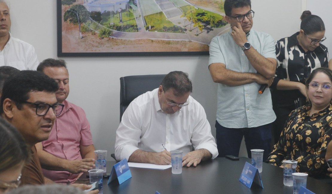 Vídeo. Luciano Barbosa assina OS para construção de duas novas creches em Arapiraca