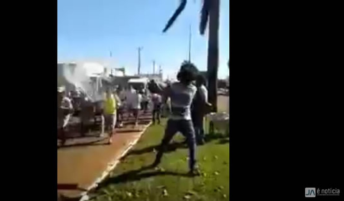 Jovem tenta apagar Tocha Olímpica com balde d'água e é preso pela PM