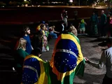 Apoiadores fazem vigília em frente ao condomínio de Bolsonaro em Brasília