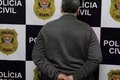 Após 3 anos foragido, professor acusado de abusar sexualmente de 18 alunas é preso escondido debaixo de sofá