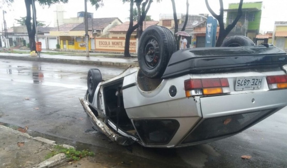 Veículo capota em corredor de ônibus no bairro do Poço, em Maceió