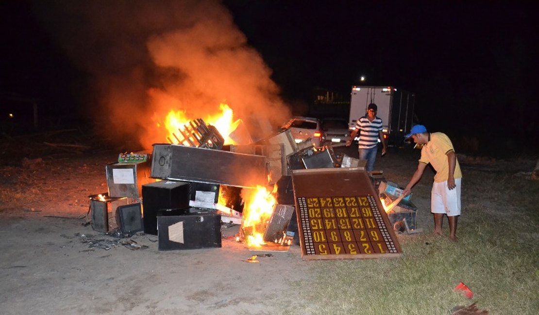Caça-níqueis são incinerados pela PC em São Miguel dos Campos