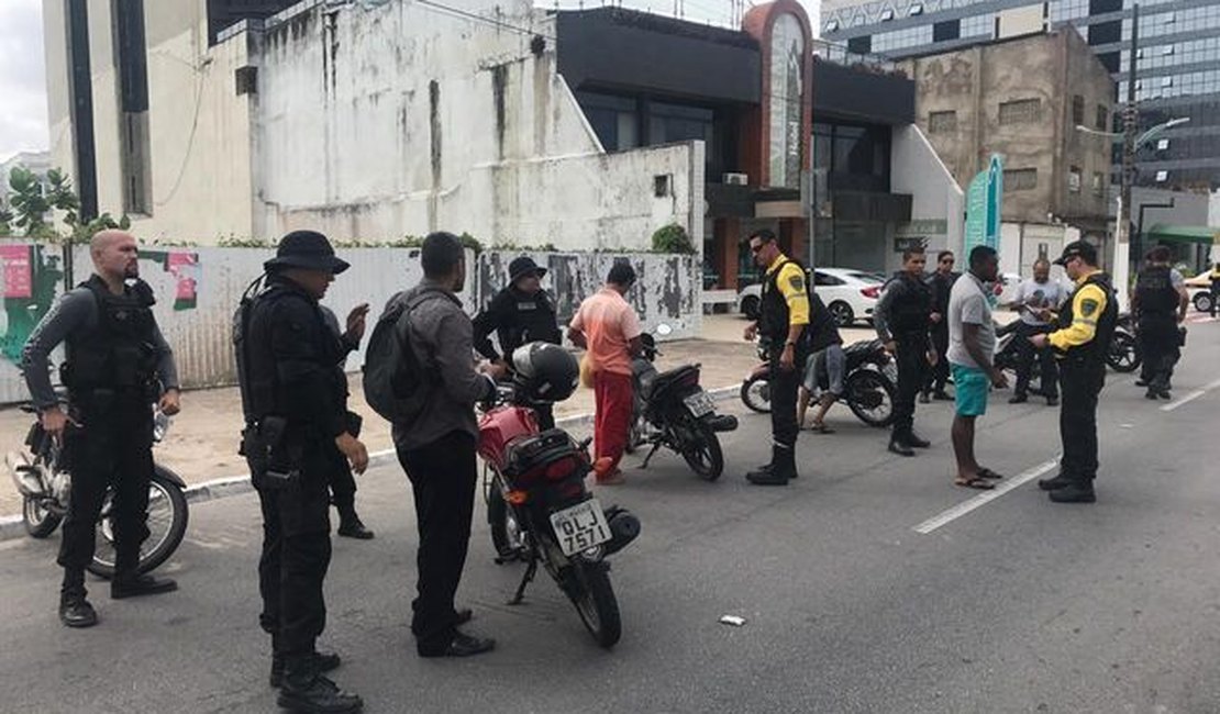 Duas pessoas são detidas em operação na orla marítima de Maceió