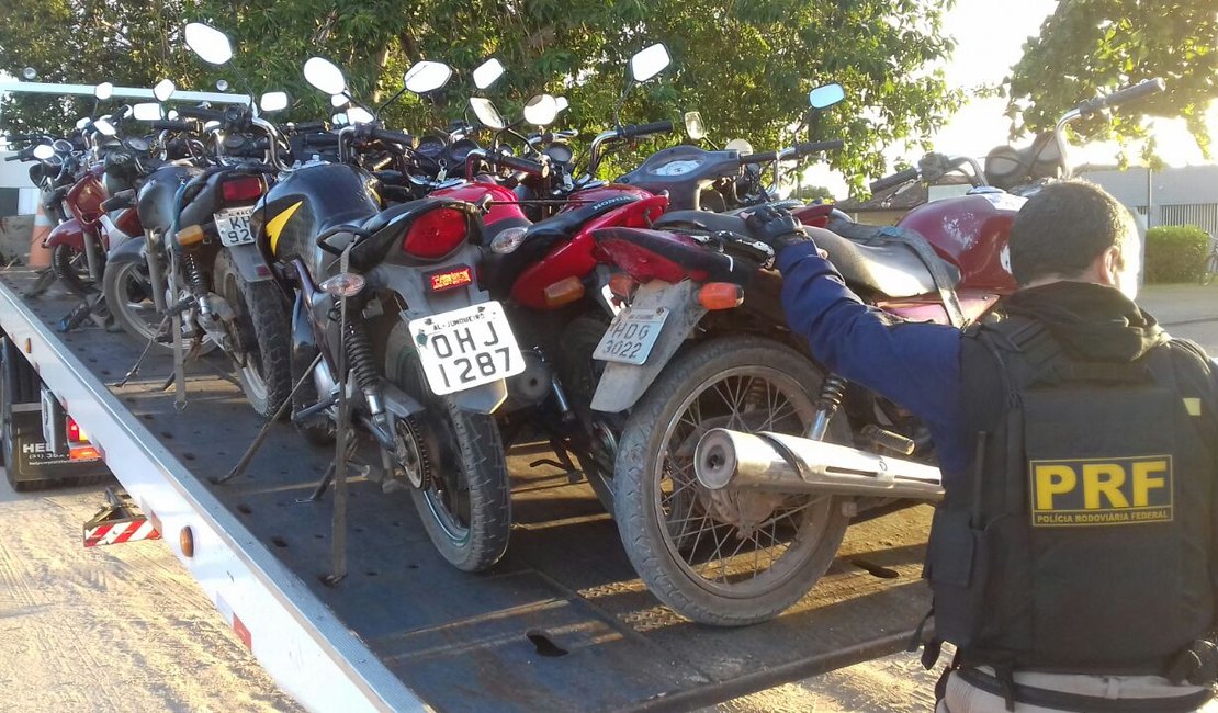 PRF apreende arma, recupera moto roubada e recolhe outras 36 com irregularidades