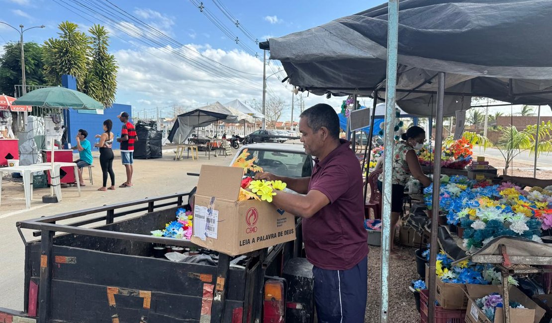 Movimento intenso nas portas dos cemitérios de Arapiraca marca início das vendas para o Dia de Finados