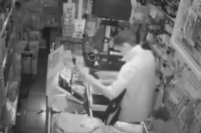 VÍDEO: Homem invade e furta mercadinho durante a madrugada em Palmeira dos Índios