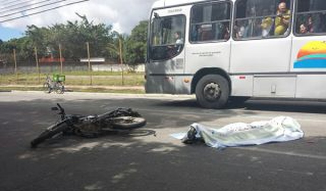 Motoqueiro morre ao ser atropelado por caminhão na Durval de Góes Monteiro